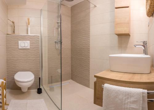 een badkamer met douche, toilet en wastafel bij NoMADS in Hvar