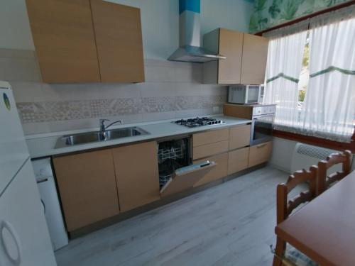 a kitchen with a sink and a stove at Il MARE alla FINESTRA in Cavallino-Treporti