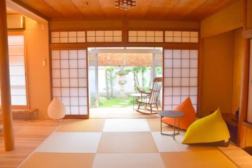 a room with a door and a table and chairs at Hiyorian - Vacation STAY 11234 in Takamatsu