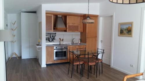 a kitchen with a table and chairs in a room at Villa Leyland in Golem