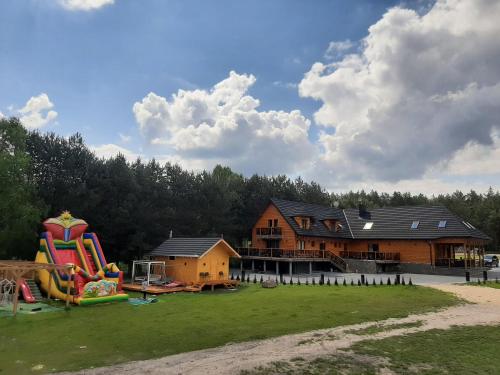 Kawasan permainan kanak-kanak di Sosnowy Dworek SABAT