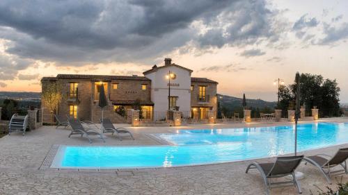 une grande piscine en face d'un bâtiment dans l'établissement Villa Sant'Angelo, à Alba Adriatica