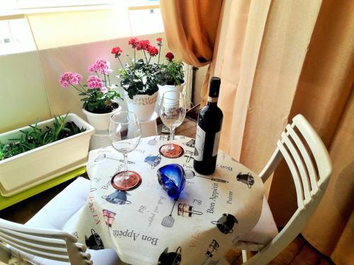 stół z butelką wina i kieliszkami w obiekcie Casa Particular w Trapani