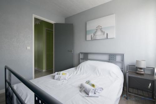 A bed or beds in a room at Appartement vue sur le vieux port
