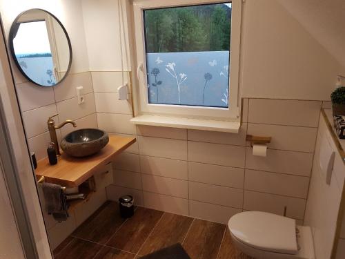 uma casa de banho com um lavatório e uma janela em Ferienwohnung Kappelblick em Kappelrodeck