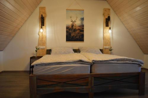 um quarto com duas camas e um quadro na parede em Ferienwohnung Kappelblick em Kappelrodeck
