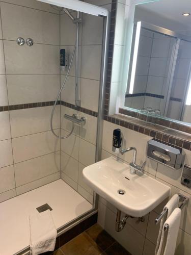 a bathroom with a sink and a shower at Burggasthof Weißenstein in Regen