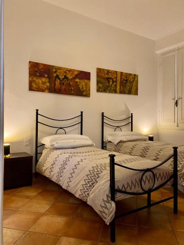 Duas camas sentadas uma ao lado da outra num quarto em Nice & Roomy Apartment behind the Uffizi Museum em Florença
