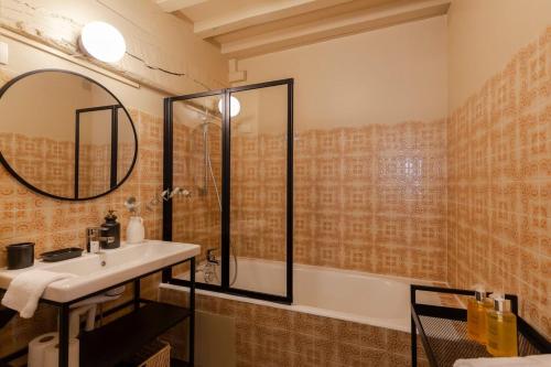 une salle de bain avec un lavabo, une baignoire et un miroir dans l'établissement 