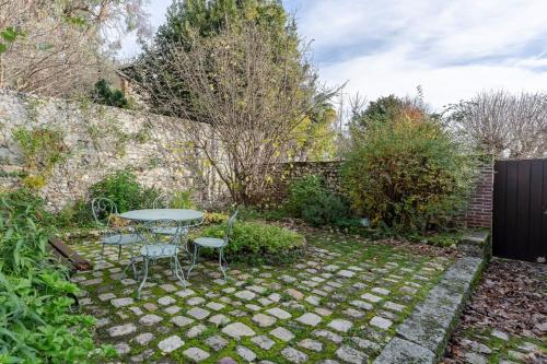d'une terrasse avec une table et des chaises dans le jardin. dans l'établissement 