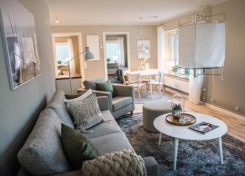 sala de estar con sofá y mesa en Sky Hotel Apartments Valla Berså, en Linköping