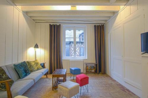 uma sala de estar com um sofá e uma janela em 34 Notre Dame - PRETTY TRIPLEX HOUSE IN HONFLEUR-NEAR THE OLD PORT em Honfleur