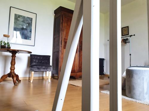 a hallway with a room with a table and a tub at Le Mas Réolais in Saint-Sève