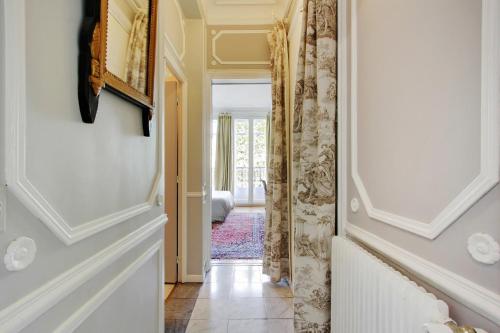 Suite junior avec balcon et vue sur Arc de Triomphe