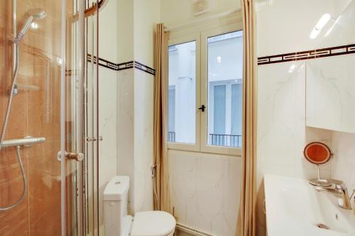 Suite junior avec balcon et vue sur Arc de Triomphe