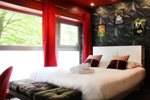 - une chambre avec un grand lit et des rideaux rouges dans l'établissement R'Studio Ciné Salle 1 Hypercentre Grenoble, à Grenoble