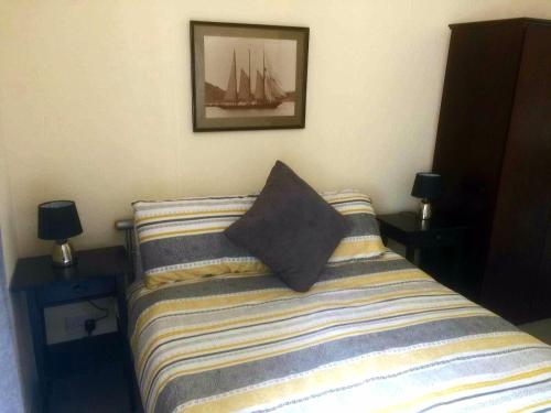 Tempat tidur dalam kamar di Commodore Guesthouse, Self-Catering Suites