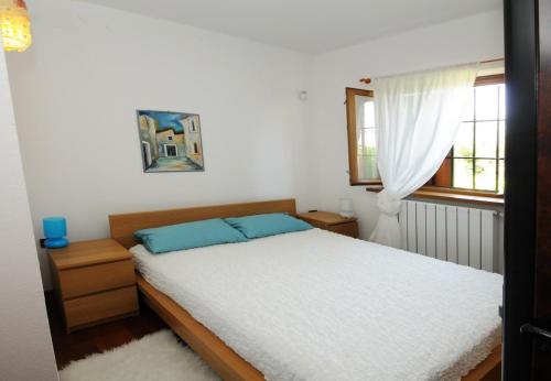 Ένα ή περισσότερα κρεβάτια σε δωμάτιο στο Villa Carla- Istrian Stone Villa with Sea View