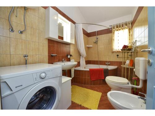 Bilik mandi di Villa Dany