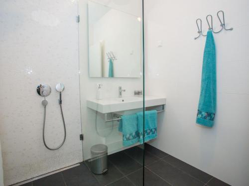 een badkamer met een wastafel en een spiegel bij MAJ - ANA - Luxury Family Apartments with Pool in Poreč