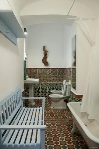 a bathroom with a toilet and a sink and a tub at Casa do Sertório - Casa inteira in Évora