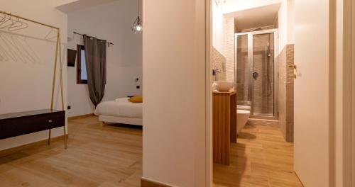una camera con letto e un bagno con specchio di Siculis a Catania