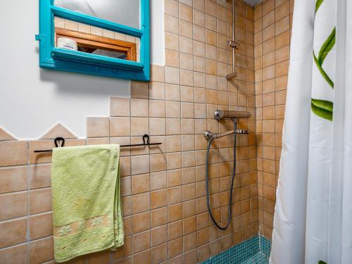 y baño con ducha y toalla verde. en Holiday home Dane 22 Ucka, en Buzet