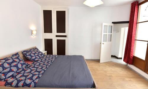 - une chambre avec un lit doté d'une couverture bleue dans l'établissement Appart Hôtel Sens hypercentre, à Sens