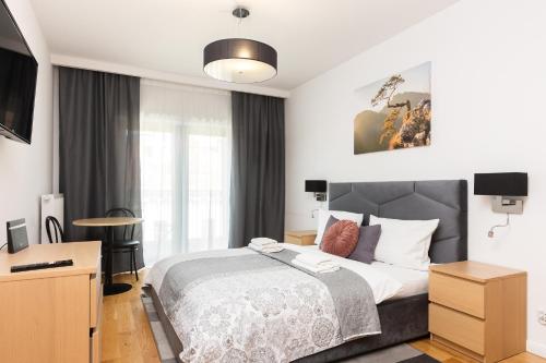 - une chambre avec un grand lit et un bureau dans l'établissement Old Town Rajska street, à Cracovie