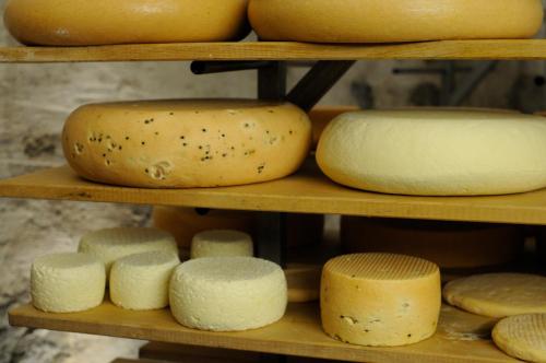 ミュールバッハ・アム・ホーホケーニッヒにあるBerghotel Arthurhausの棚に並ぶ様々な種類のチーズ