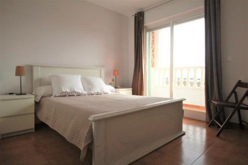um quarto com uma cama e uma grande janela em Spanish Connection - Beach House em La Manga del Mar Menor