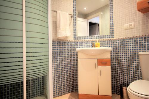 y baño con lavabo, aseo y espejo. en Spanish Connection - Beach House, en La Manga del Mar Menor