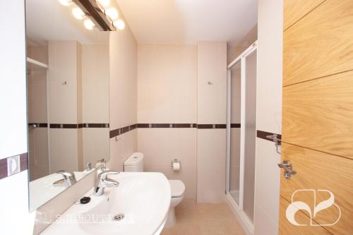 ein Badezimmer mit Waschbecken und Toilette in der Unterkunft Marianne's View in La Herradura