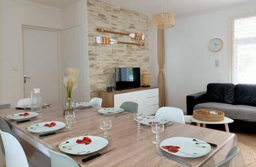 - un salon avec une table à manger et des chaises dans l'établissement Charmante Maison à 200 mètres de la Plage, Saint-Pierre-La-Mer 10INAV5, à Saint Pierre La Mer
