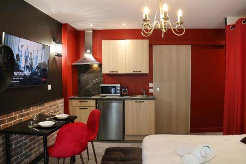 a small kitchen with a table and chairs in a room at R'Studio Ciné Salle 2 Hypercentre Grenoble in Grenoble