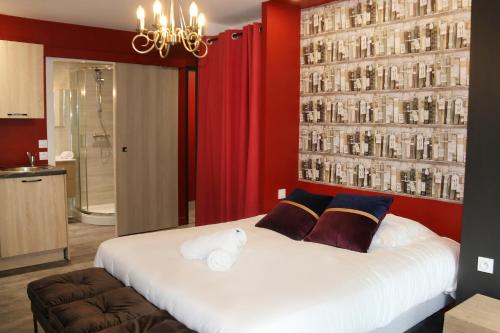 1 dormitorio con 1 cama blanca grande y paredes rojas en R'Studio Ciné Salle 2 Hypercentre Grenoble en Grenoble