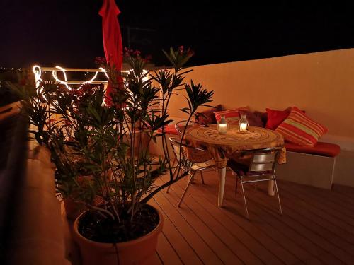 une chambre avec une table, des plantes et un canapé dans l'établissement Les Palatines Penthouse, à Saint-Raphaël