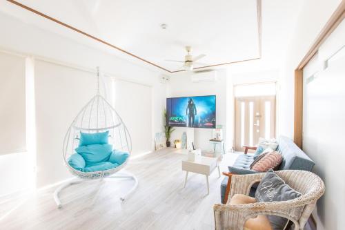 sala de estar con columpio y sofá en West Coast Villa Shirahama en Shirahama