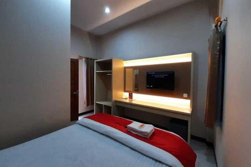 Voodi või voodid majutusasutuse RedDoorz near Universitas Muhammadiyah Purwokerto toas