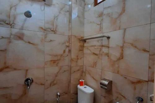 bagno con doccia in marmo e servizi igienici di RedDoorz near Universitas Muhammadiyah Purwokerto a Kembaran