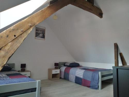 Habitación en el ático con 2 camas y escalera en L'abbevilloise, aux portes de la Baie de Somme, en Abbeville