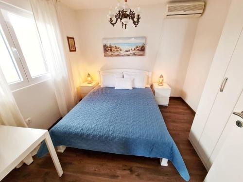 東伊斯托利夫的住宿－Bay Terrace Apartment，一间位于客房内的蓝色床卧室
