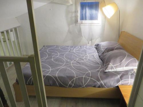 een klein bed in een kamer met een raam bij LE MIRABILIS in La Motte