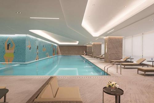 a large swimming pool in a hotel lobby at Shangri-La Wuhan,Close to The Mixc with three subway lines in Wuhan