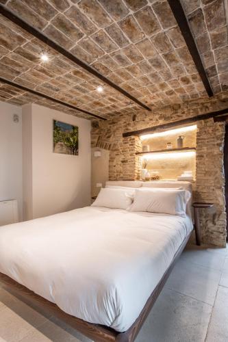 Una cama o camas en una habitación de Borgo Baccile by Vini Fantini