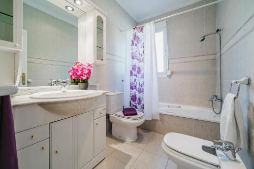Kylpyhuone majoituspaikassa Villa Oscar by Villa Plus