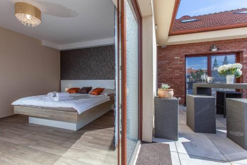 1 Schlafzimmer mit einem Bett und einer Terrasse in der Unterkunft Penzion a restaurace Feldsberg in Valtice