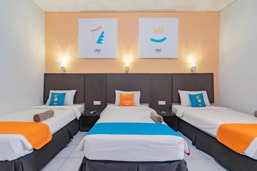 Tempat tidur dalam kamar di Sans Hotel Cihampelas Bandung