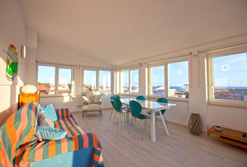 sala de estar con mesa, sillas y ventanas en Surf and Windsurfer House Anzio, en Anzio