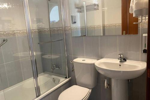 een badkamer met een toilet, een wastafel en een douche bij Kalma IV in La Restinga